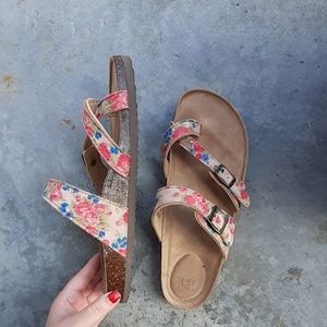 Floral belt buckle shoes